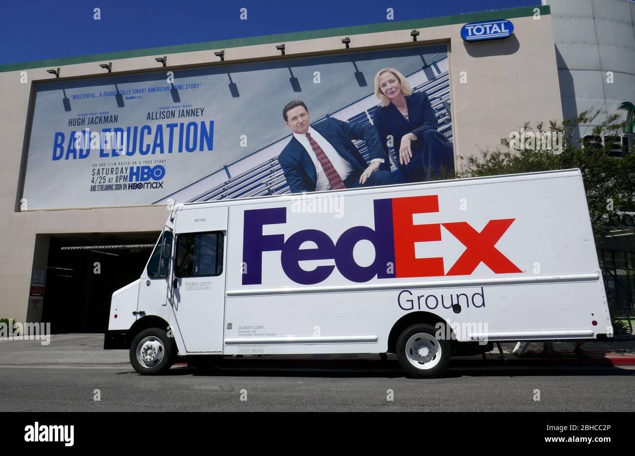 Los Angeles, Californie, États-Unis 24 avril 2020 une vue générale de l'atmosphère de Hugh Jackman HBO Bad Education panneau et Fed Ex livraison camion le 24 avril 2020 à Los Angeles, Californie, États-Unis. Photo de Barry King/Alay stock photo Banque D'Images