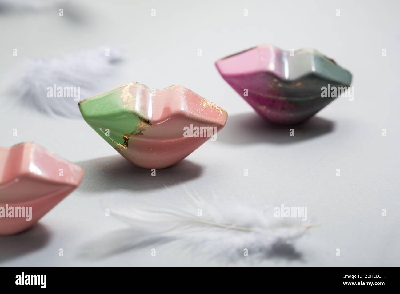Bonbons au chocolat sous forme de lèvres sur surface grise Banque D'Images