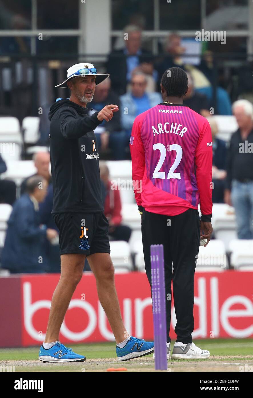 L'entraîneur de Sussex, Jason Gillespie, parle avec Jofra Archer lors du match d'une journée entre Sussex et Australie au premier Central County Ground à Hove. 07 juin 2018 Banque D'Images