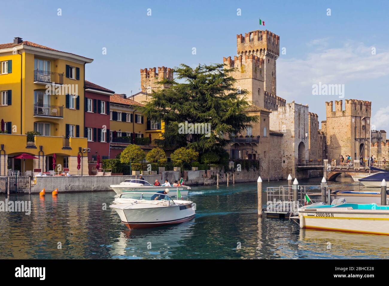 Sirmione, Province de Brescia, Lombardie, Italie. Le château Scaligero. Construction de l'original château a commencé au 13ème siècle. Il est décrit comme bei Banque D'Images