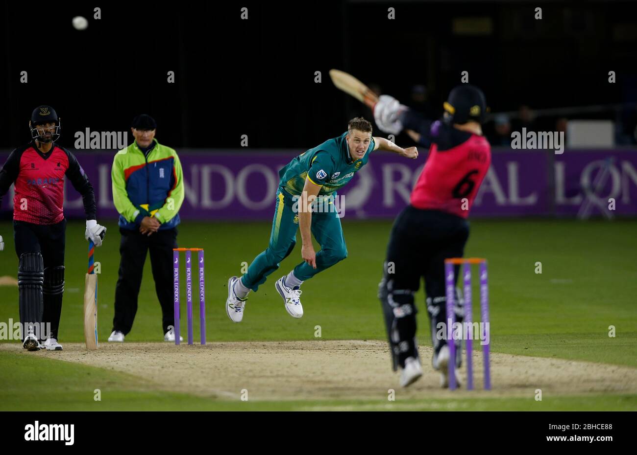 Morne Morkel, de l'Afrique du Sud, bowling à Harry Finch, de Sussex, lors du Tour Match entre Sussex et l'Afrique du Sud, au premier Central County Ground à Hove. 19 mai 2017 Banque D'Images