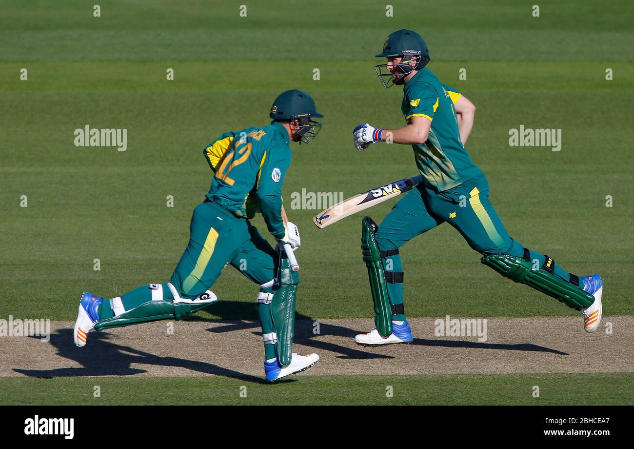 Quinton de Kock (L) et Wayne Parnell, d'Afrique du Sud, prennent une simple visite rapide lors du Tour Match entre Sussex et l'Afrique du Sud au premier Central County Ground à Hove. 19 mai 2017 Banque D'Images