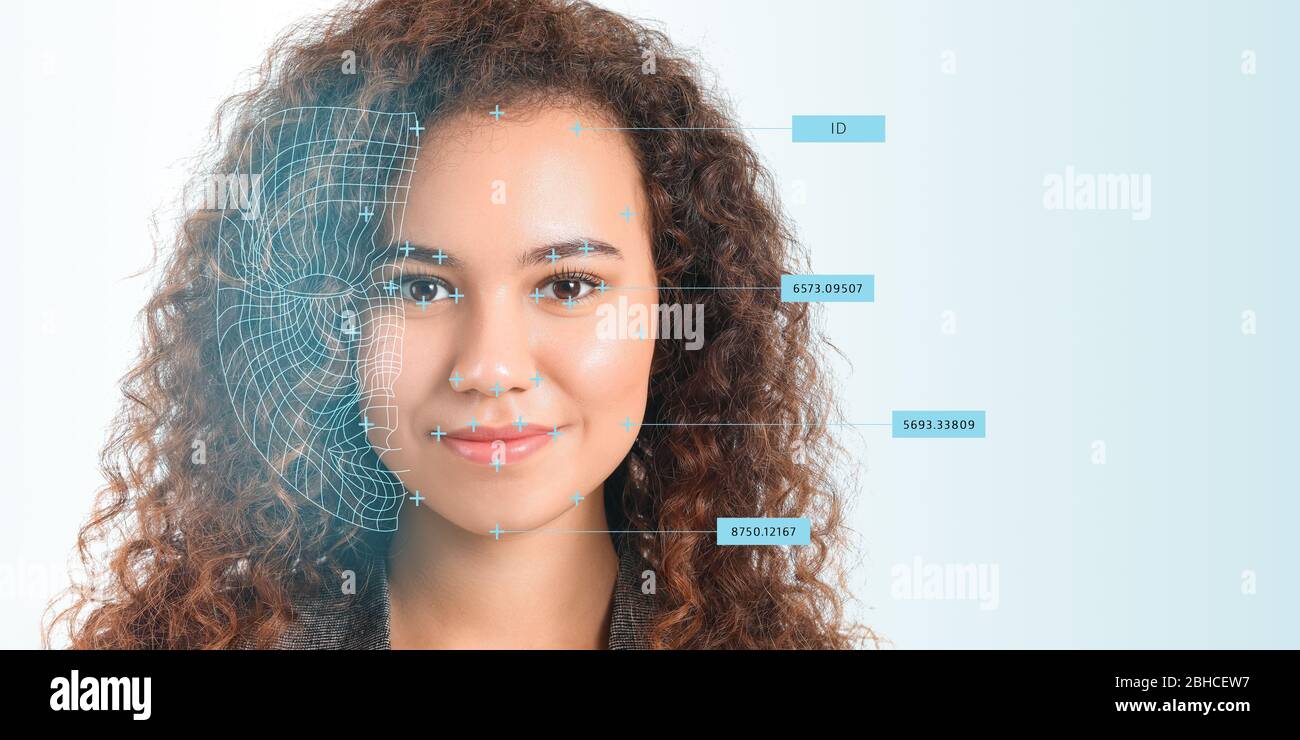 Jeune femme d'affaires utilisant un système de reconnaissance faciale pour la protection des données Banque D'Images