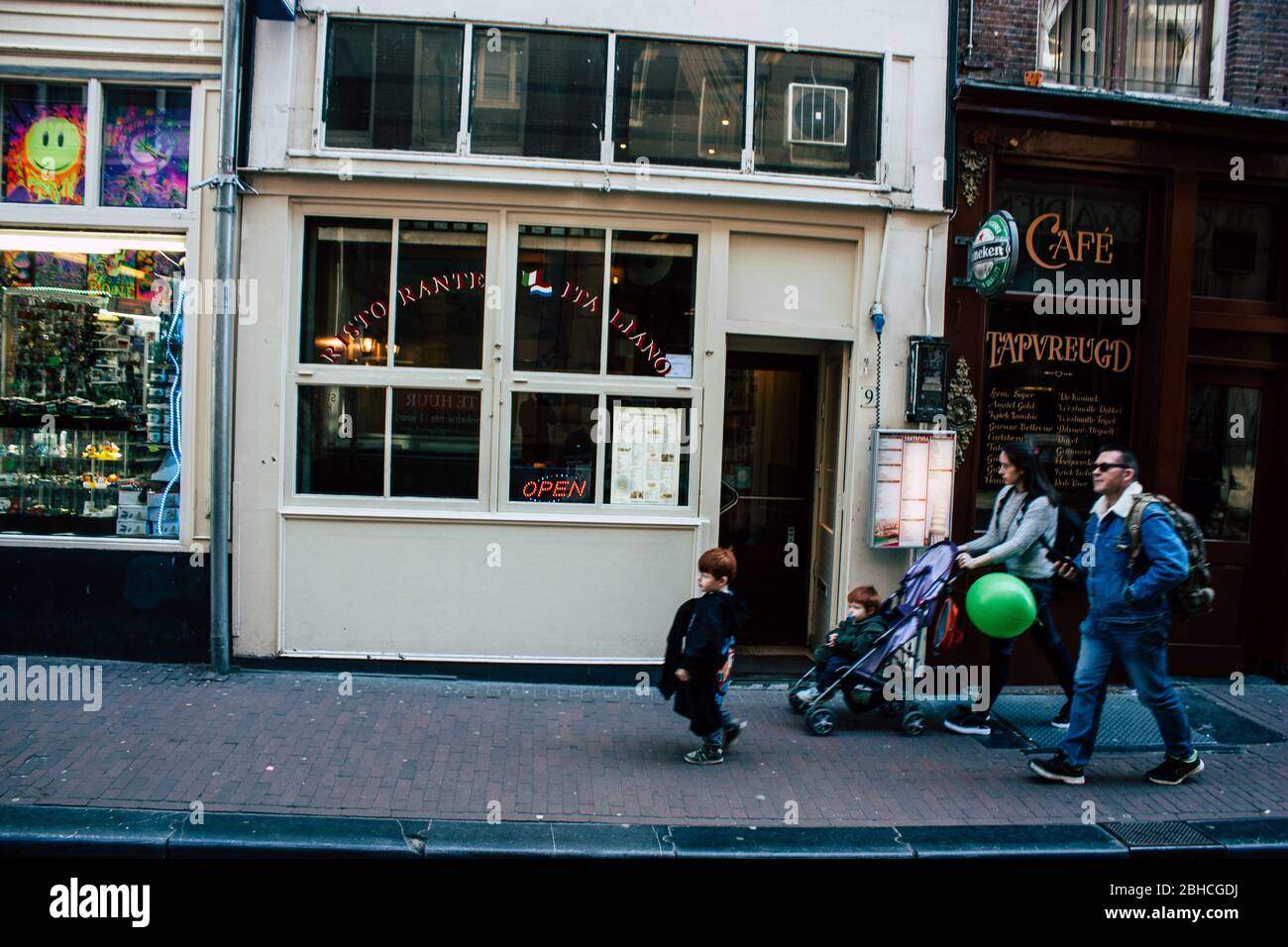 Amsterdam Pays-Bas 10 avril 2019 vue sur les inconnus Néerlandais marchant dans Nieuwe Hoogstraat rue à Amsterdam dans la soirée Banque D'Images