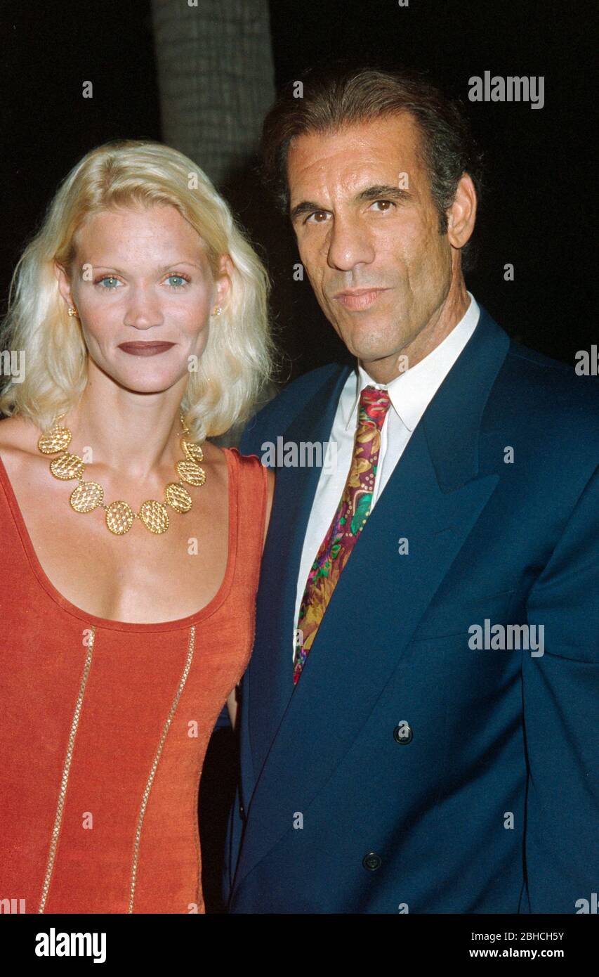 LOS ANGELES, CA. c. 1995: Acteur Robert Davi & épouse Christine Bolster. Photo du fichier © Paul Smith/Featureflash Banque D'Images