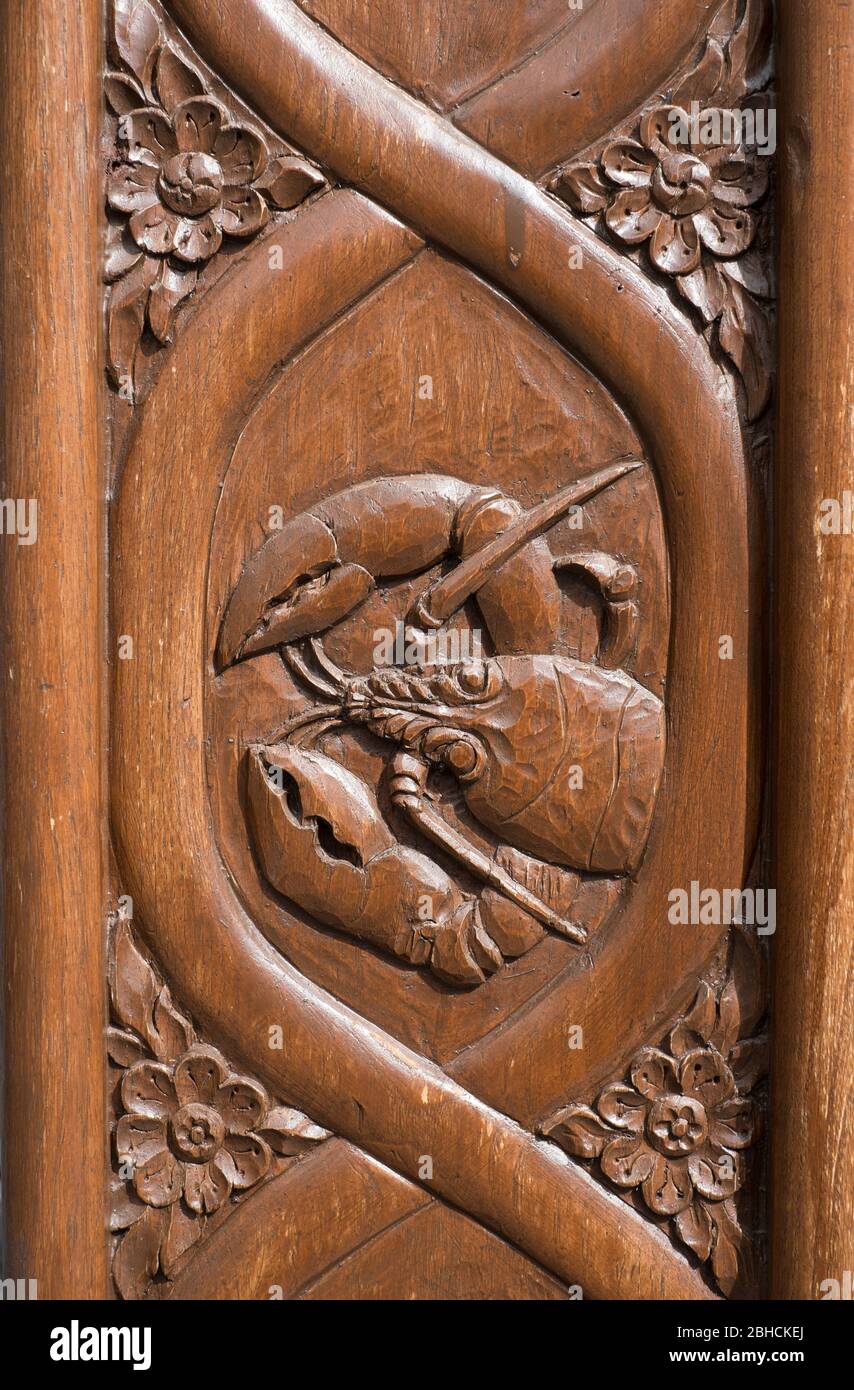 Sculptures sur bois représentant les fruits de mer locaux à l'entrée d'un restaurant de fruits de mer sur la côte des Asturies, dans le nord de l'Espagne Banque D'Images