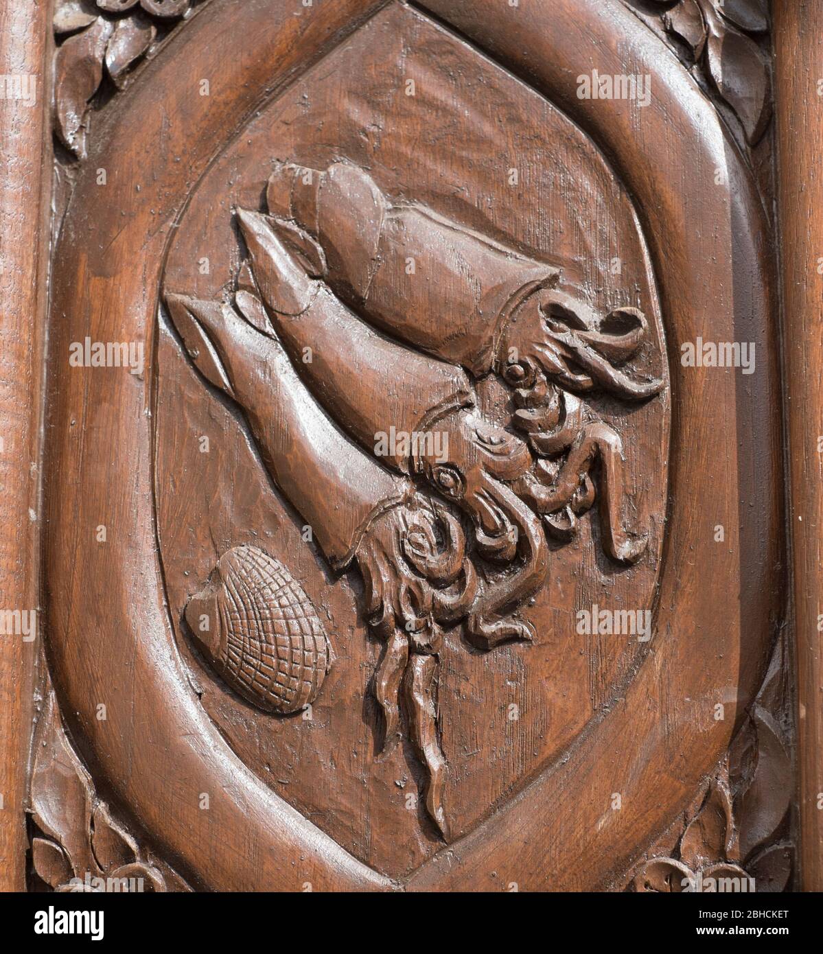 Sculptures sur bois représentant les fruits de mer locaux à l'entrée d'un restaurant de fruits de mer sur la côte des Asturies, dans le nord de l'Espagne Banque D'Images
