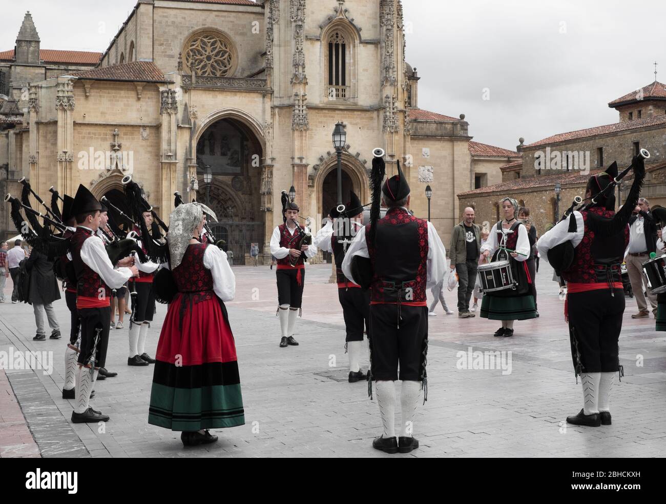 Groupe de cornemuses asturiens en robe traditionnelle à Oviedo, Asturies, nord de l'Espagne Banque D'Images