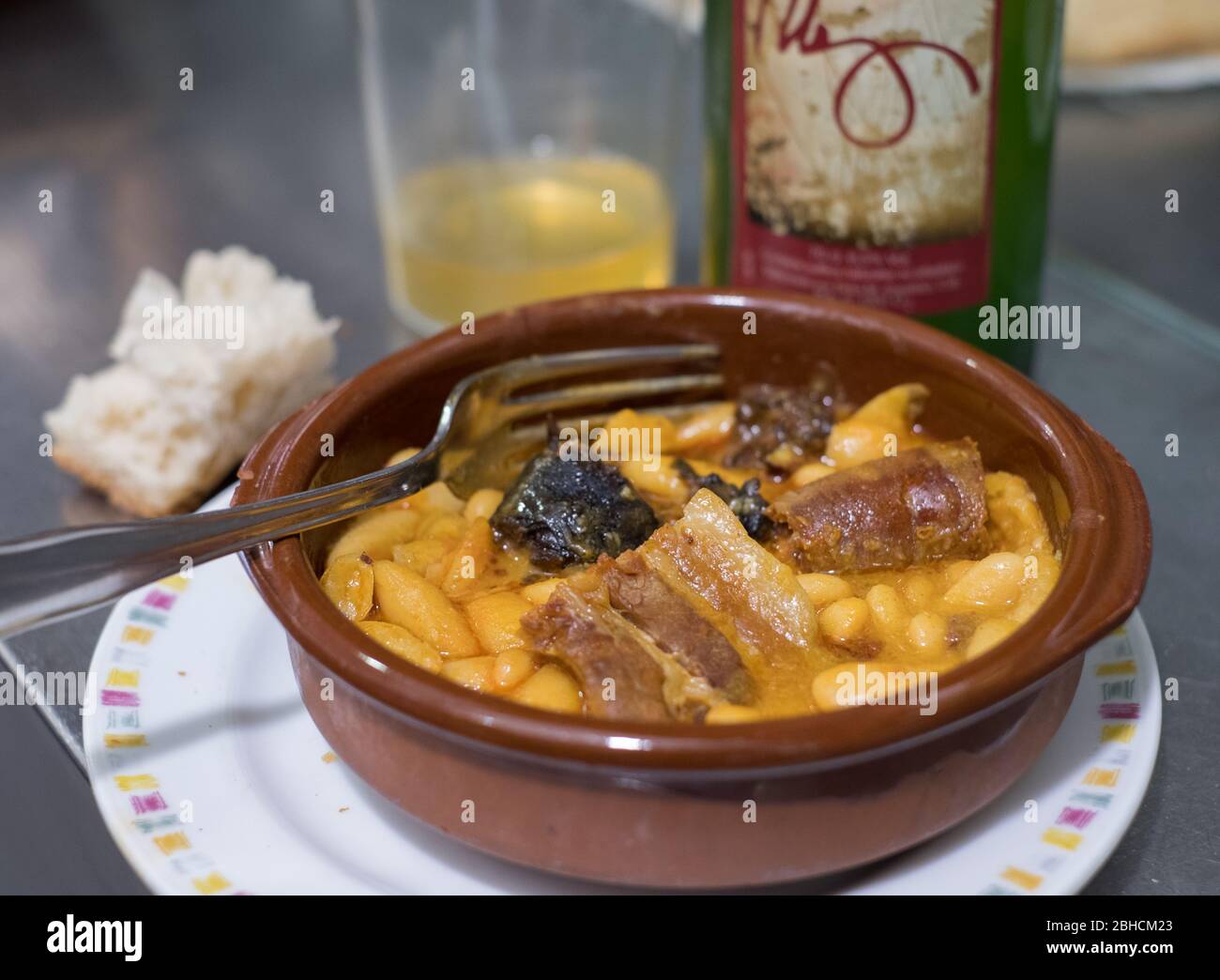 Fabada et cidre Asturiens à Sidrería Marcelino à Oviedo, Asturias, nord de l'Espagne Banque D'Images