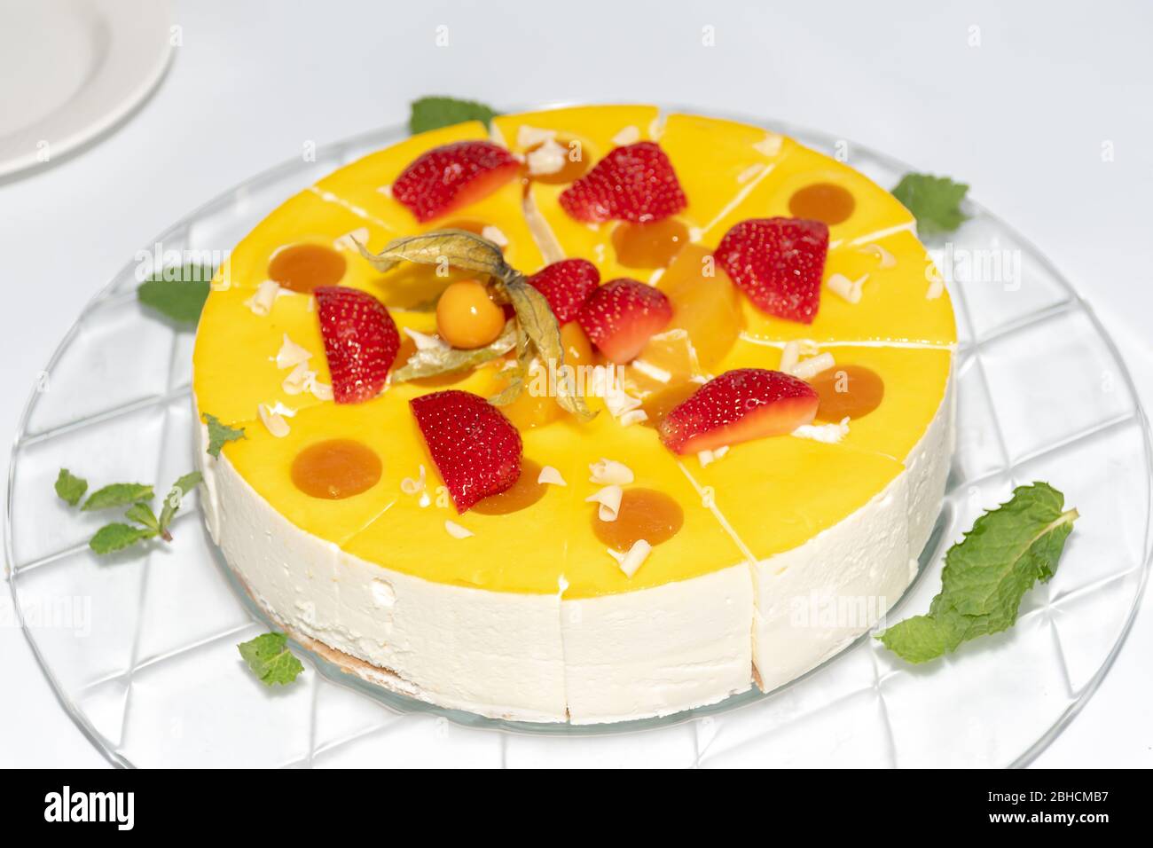 Gateau Rond Entier En Tranches De Diplomate Orange Et Vanille Ou Tarte Avec Fraise Sur Le Dessus Et Fruits Sur Une Table Simple En Verre Recette Francaise Maison F Photo Stock