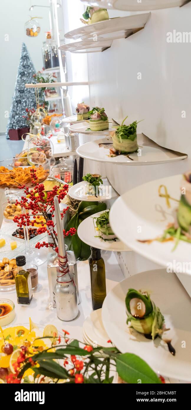 De savoureuses assiettes de canapés, suspendues avec des hors-d'œuvre au caviar et au fromage à la crème, isolées sur fond blanc, des en-cas pour les amuse-gueules pendant le brunch de l'hôtel Banque D'Images