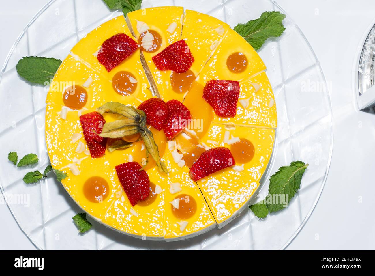 Gateau Rond Entier En Tranches De Diplomate Orange Et Vanille Ou Tarte Avec Fraise Sur Le Dessus Et Fruits Sur Une Table Simple En Verre Recette Francaise Maison F Photo Stock