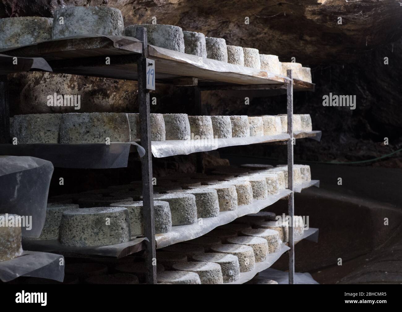 Fromages à voile bleu Cabrales arrivant à maturité dans des grottes de montagne dans les Asturies, dans le nord de l'Espagne Banque D'Images