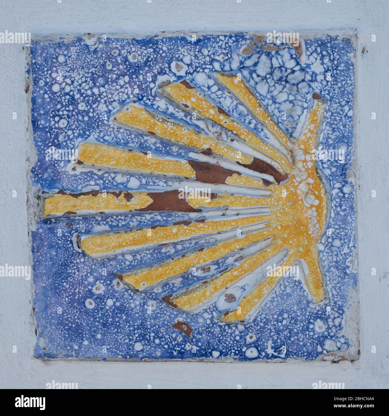 Pavé de pavage à coquille de pétoncle, marquant la route du pèlerin le long de la côte nord de l'Espagne jusqu'à Santiago de Compostella Banque D'Images