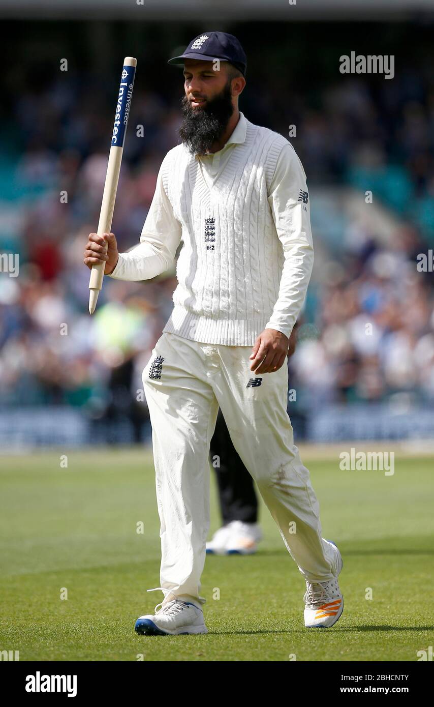 Moeen Ali de l'Angleterre mène les joueurs hors du terrain après avoir pris un tour du chapeau lors de la cinquième journée de l'Investec troisième test match entre l'Angleterre et l'Afrique du Sud, à l'ovale à Londres. 31 juil 2017 Banque D'Images