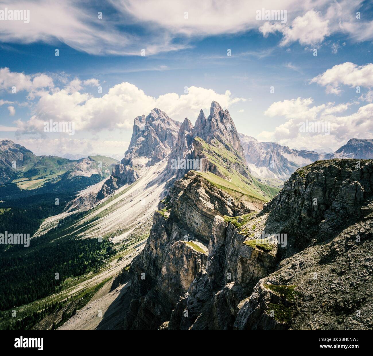 Support Seceda et ciel bleu d'en haut. Trentin, Dolomites, Italie Banque D'Images