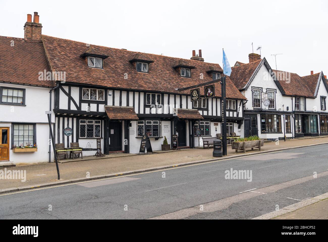 La maison publique Queens Head, une maison Wealden classée 16e siècle dans la zone protégée de Pinner High Street, Middlesex, Angleterre, Royaume-Uni Banque D'Images