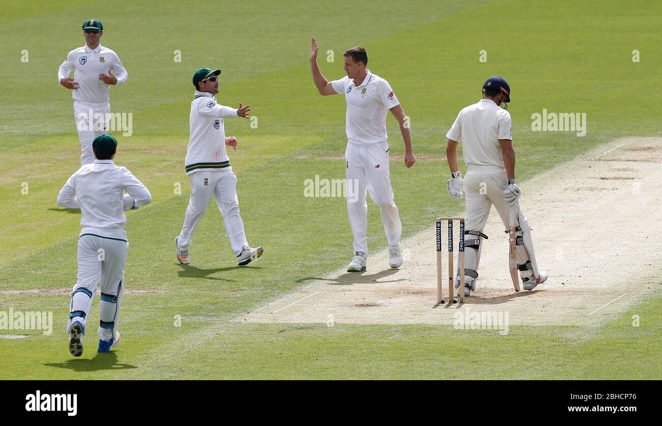 Morne Morkel d'Afrique du Sud célèbre en tenant le wicket de Alastair Cook de l'Angleterre durant la deuxième journée de la troisième Investec test match entre l'Angleterre et l'Afrique du Sud, à l'ovale à Londres. 28 juil 2017 Banque D'Images