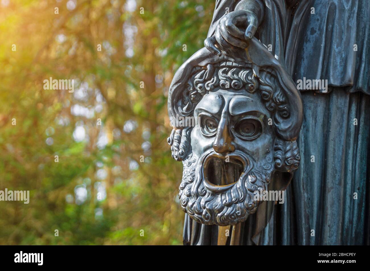 Masque de sculpture en cuivre dans un parc forestier. Banque D'Images