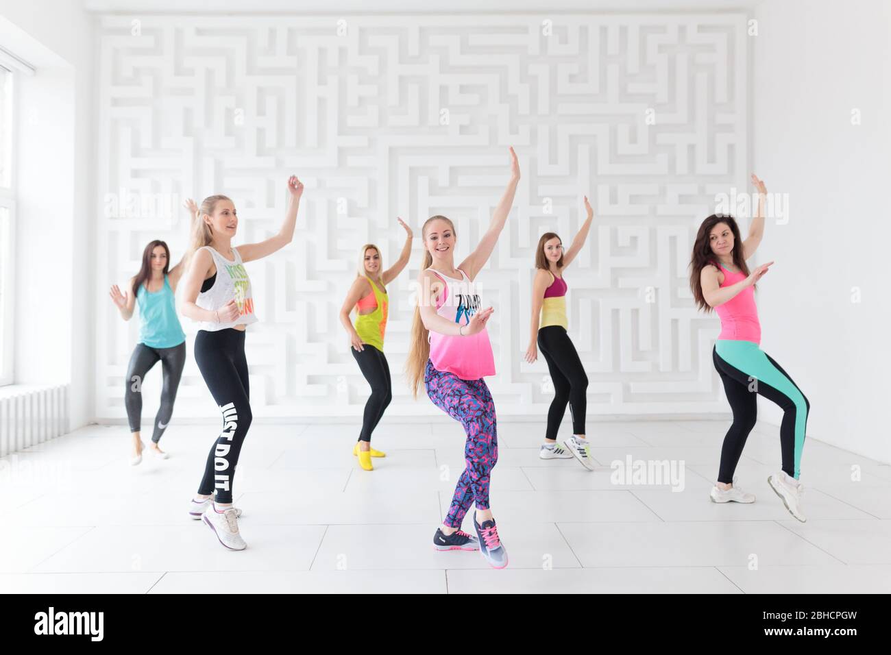 Groupe de jeunes femmes dans les vêtements de sport à la danse Zumba fitness  classe Photo Stock - Alamy