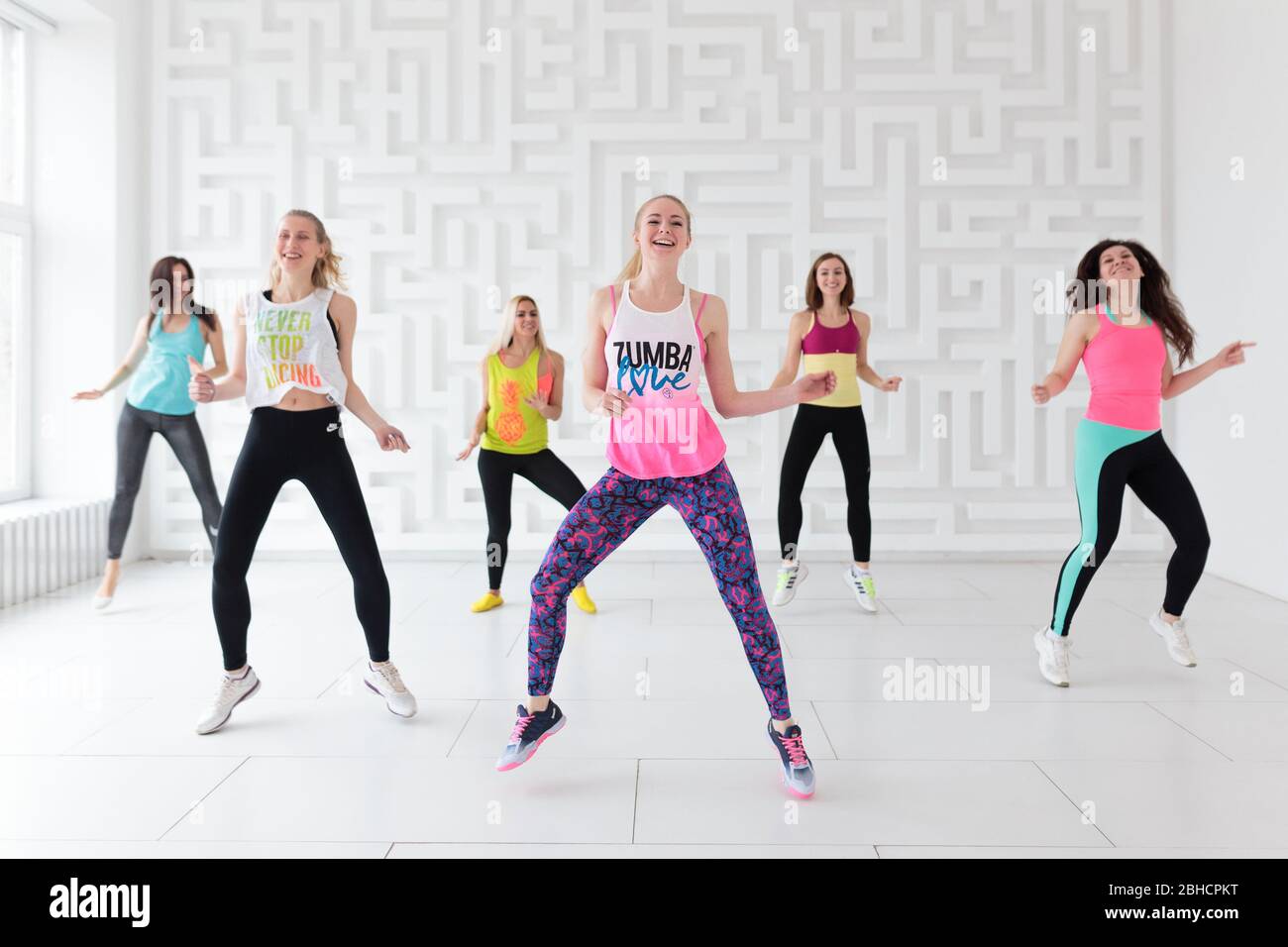 Groupe de jeunes femmes dans les vêtements de sport à la danse Zumba  fitness classe Photo Stock - Alamy