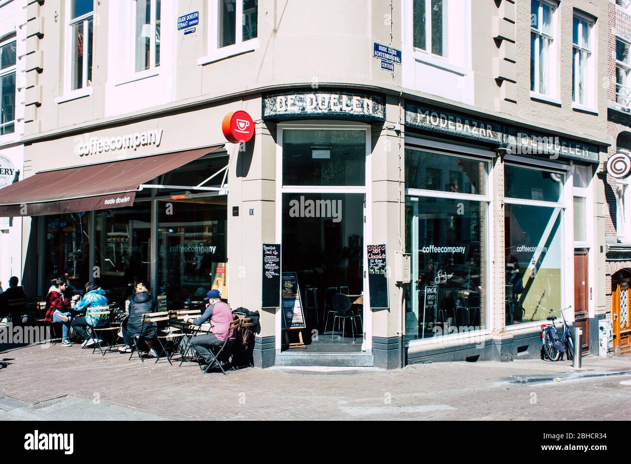 Amsterdam Pays-Bas 10 avril 2019 vue sur un magasin situé dans la rue Nieuwe Hoogstraat à Amsterdam le soir Banque D'Images