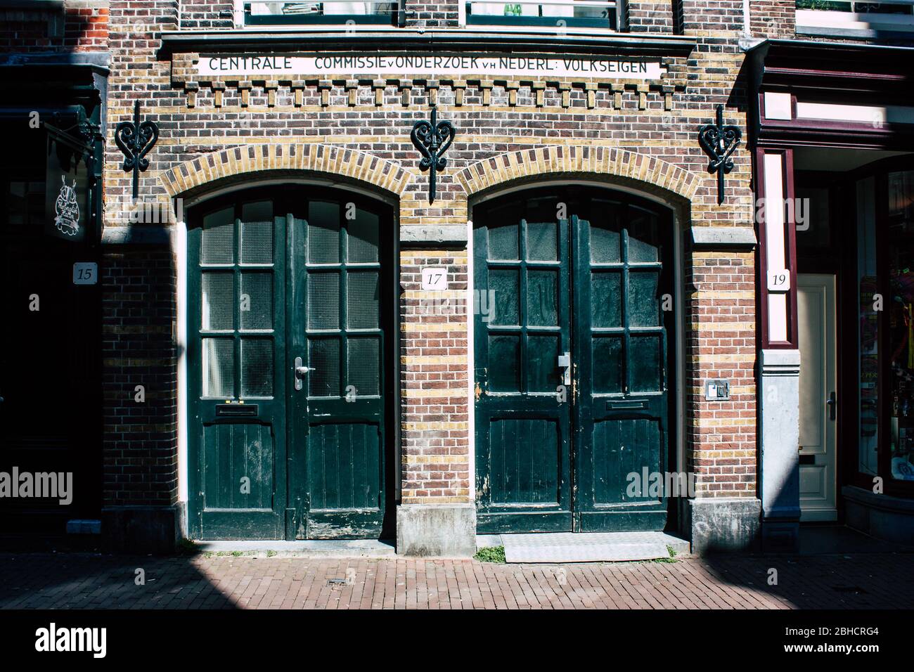 Amsterdam Pays-Bas 10 avril 2019 vue sur un magasin situé dans la rue Nieuwe Hoogstraat à Amsterdam le soir Banque D'Images