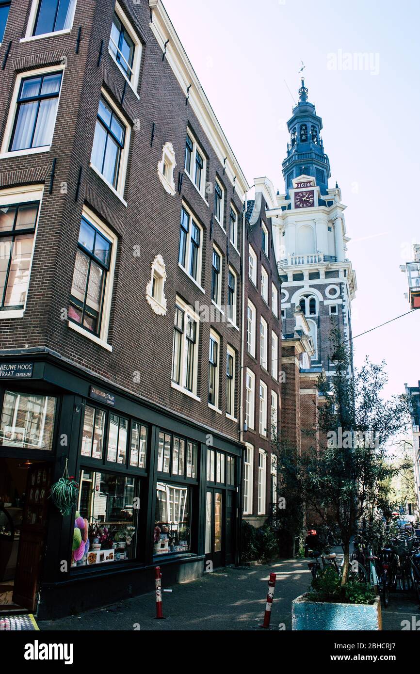 Amsterdam Pays-Bas 10 avril 2019 vue sur un magasin situé dans la rue Nieuwe Hoogstraat à Amsterdam le soir Banque D'Images