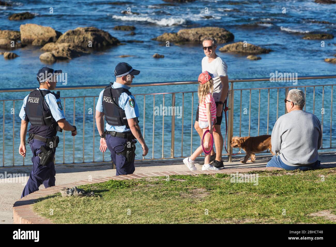 Sydney, Australie. Samedi 25 avril 2020. Bronte Beach, dans la banlieue est de Sydney, est fermée en raison de la pandémie DE COVIC-19. La police se déplace sur les habitants assis, ce qui n'est pas autorisé. Crédit Paul Lovelace/Alay Live News Banque D'Images