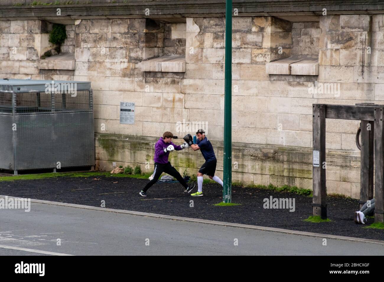 Des boxeurs s'escadre dehors sur les rives de la Seine dans le centre de Paris, en France, dans une salle de sport extérieure. Banque D'Images