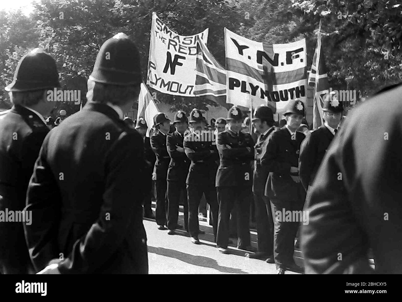 Une marche du Front National d'extrême droite, Londres, Angleterre, Royaume-Uni, entourée de policiers, septembre 1978. Le même jour, une marche de la Ligue anti-nazie a eu lieu à Londres, donc la police y était en grand nombre. Banque D'Images