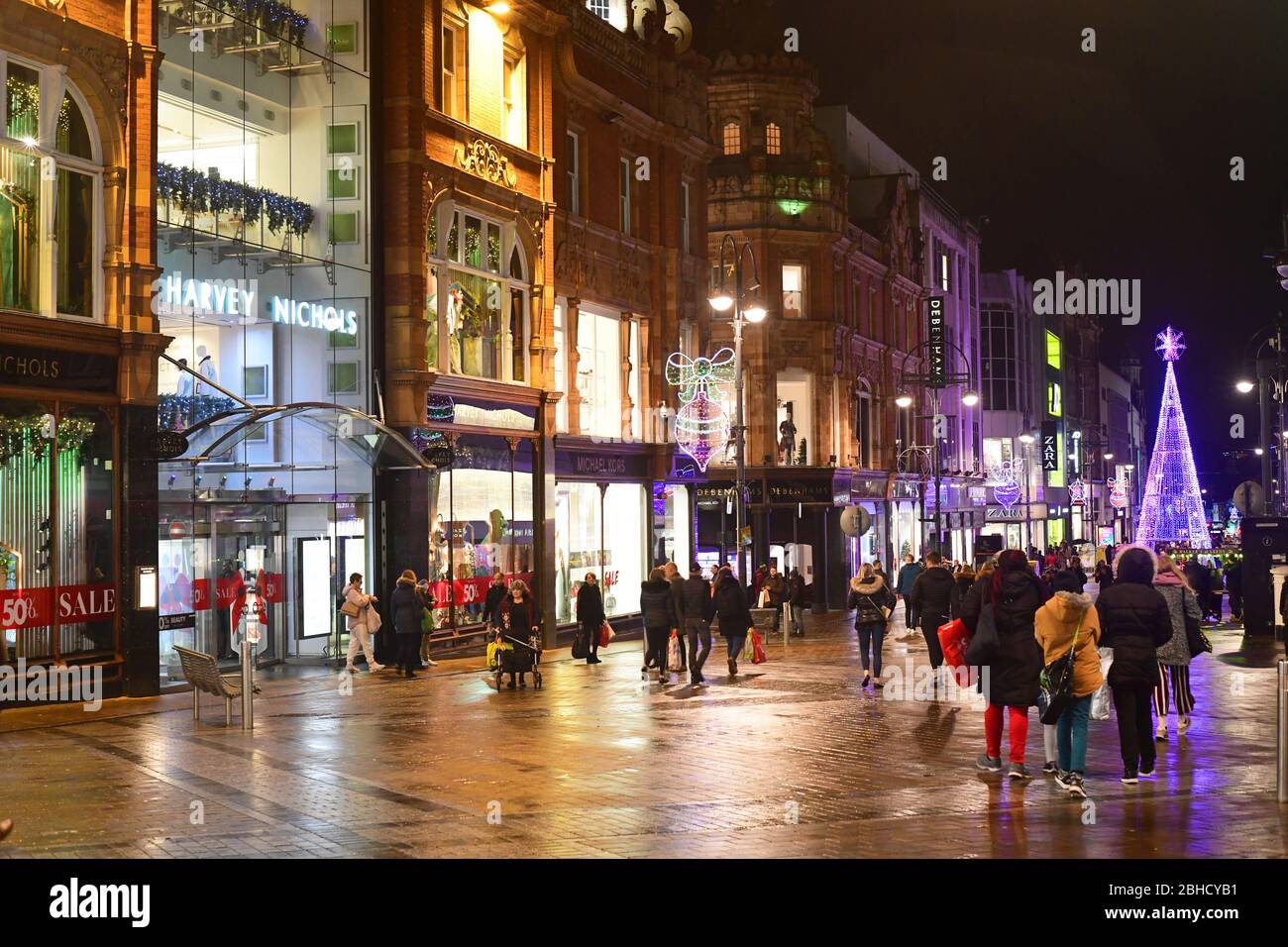 les gens font du shopping à leeds briggate à l'heure de noël royaume-uni Banque D'Images