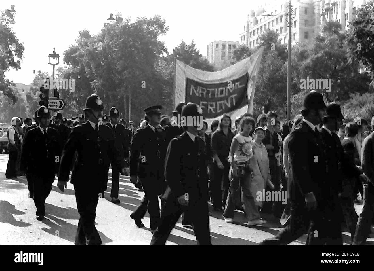 Une marche du Front National d'extrême droite, Londres, Angleterre, Royaume-Uni, entourée de policiers, septembre 1978. Le même jour, une marche de la Ligue anti-nazie a eu lieu à Londres, donc la police y était en grand nombre. Banque D'Images