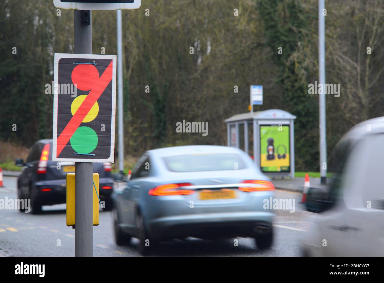 signalisation indiquant un signal de feux de signalisation cassés à la sortie leeds united kingdom Banque D'Images