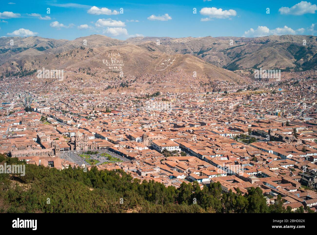 Paysage urbain de Cuzco, Pérou, le centre de la vieille ville coloniale d'en haut avec la Plaza de Armas et l'Église de la Société de Jésus. Banque D'Images