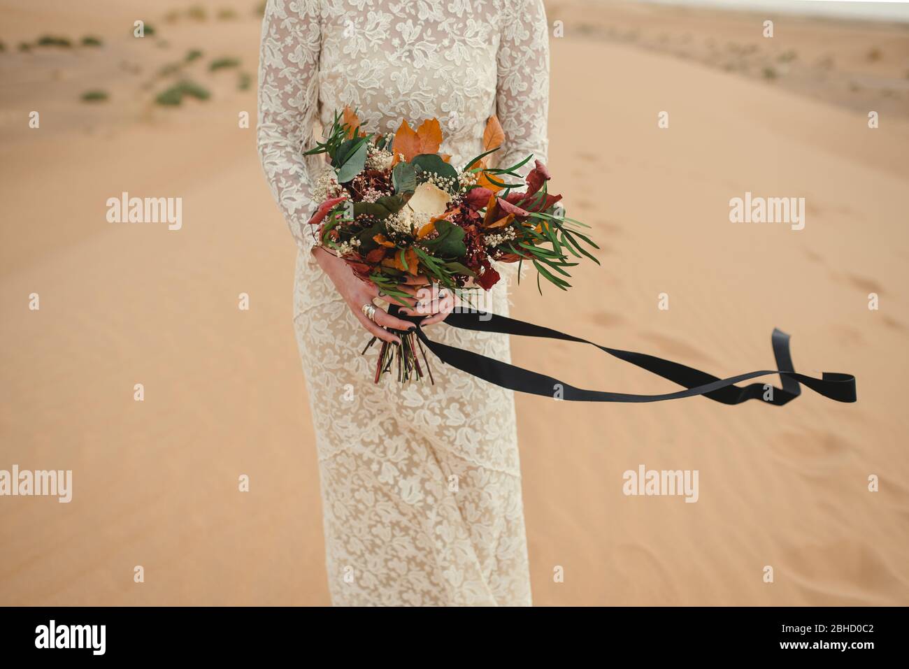 Gros plan de la mariée tenant des fleurs bouquet Banque D'Images