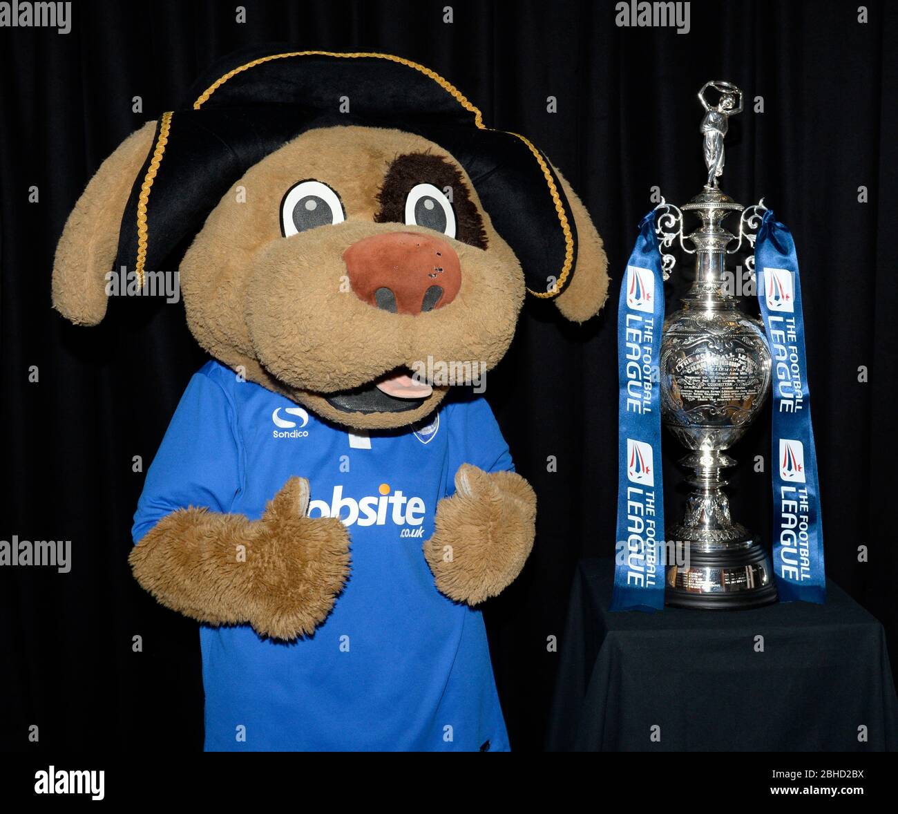 La mascotte du club de football Portsmouth 'Nelson' possède le trophée du championnat de football anglais Banque D'Images