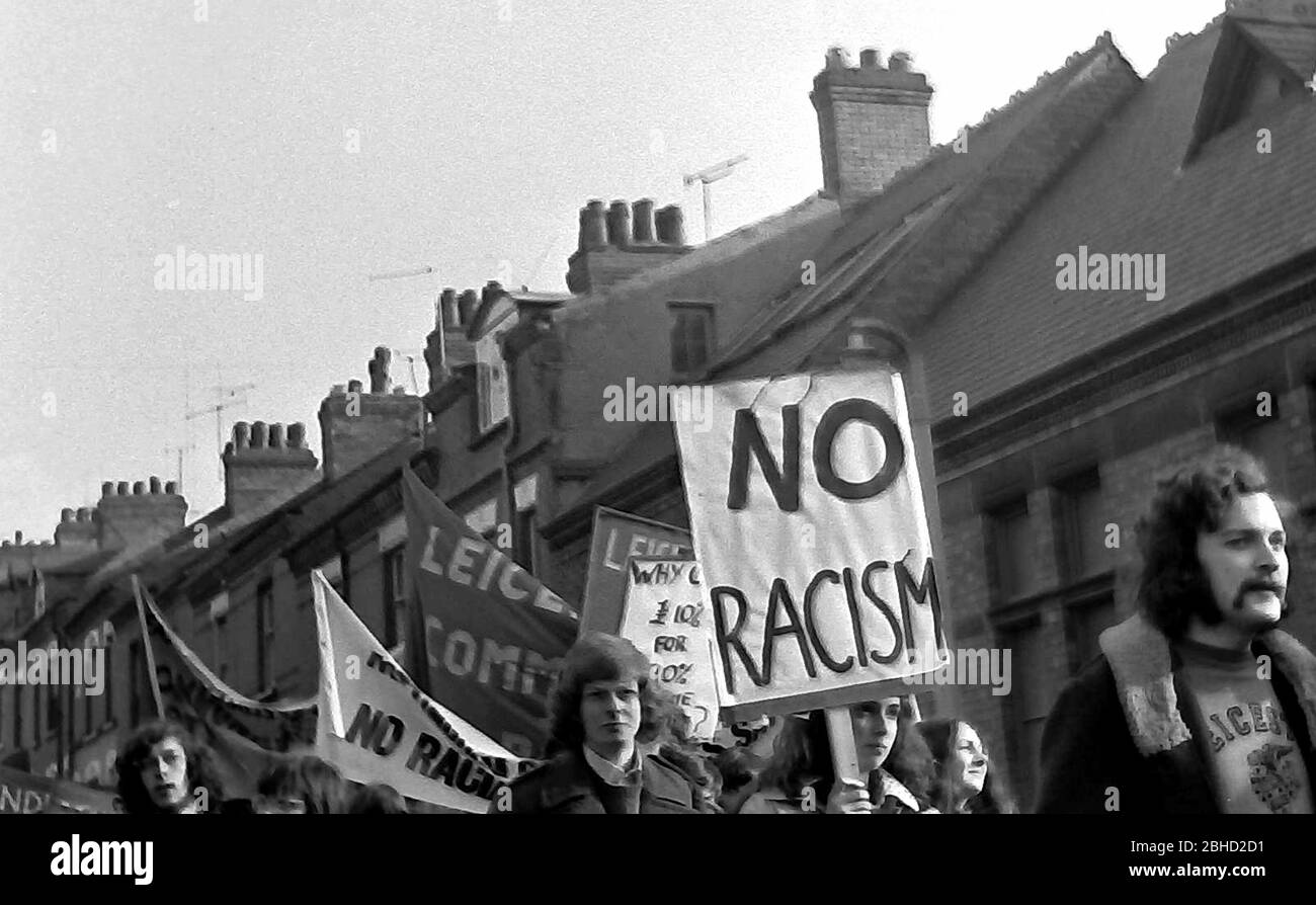 Les gens portent des drapeaux et des pancartes lors d'une manifestation contre le racisme à Leicester, Angleterre, Royaume-Uni, Îles britanniques, en 1972 Banque D'Images