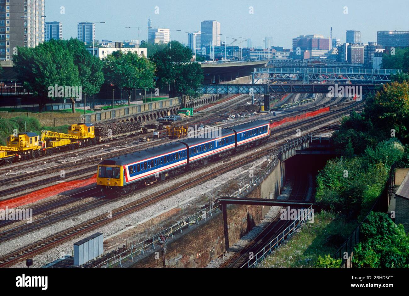 Un groupe de 117 DMU a défini le numéro L402 travaillant pour un service Network Southeast à Westbourne Park le 26 septembre 1992. Banque D'Images