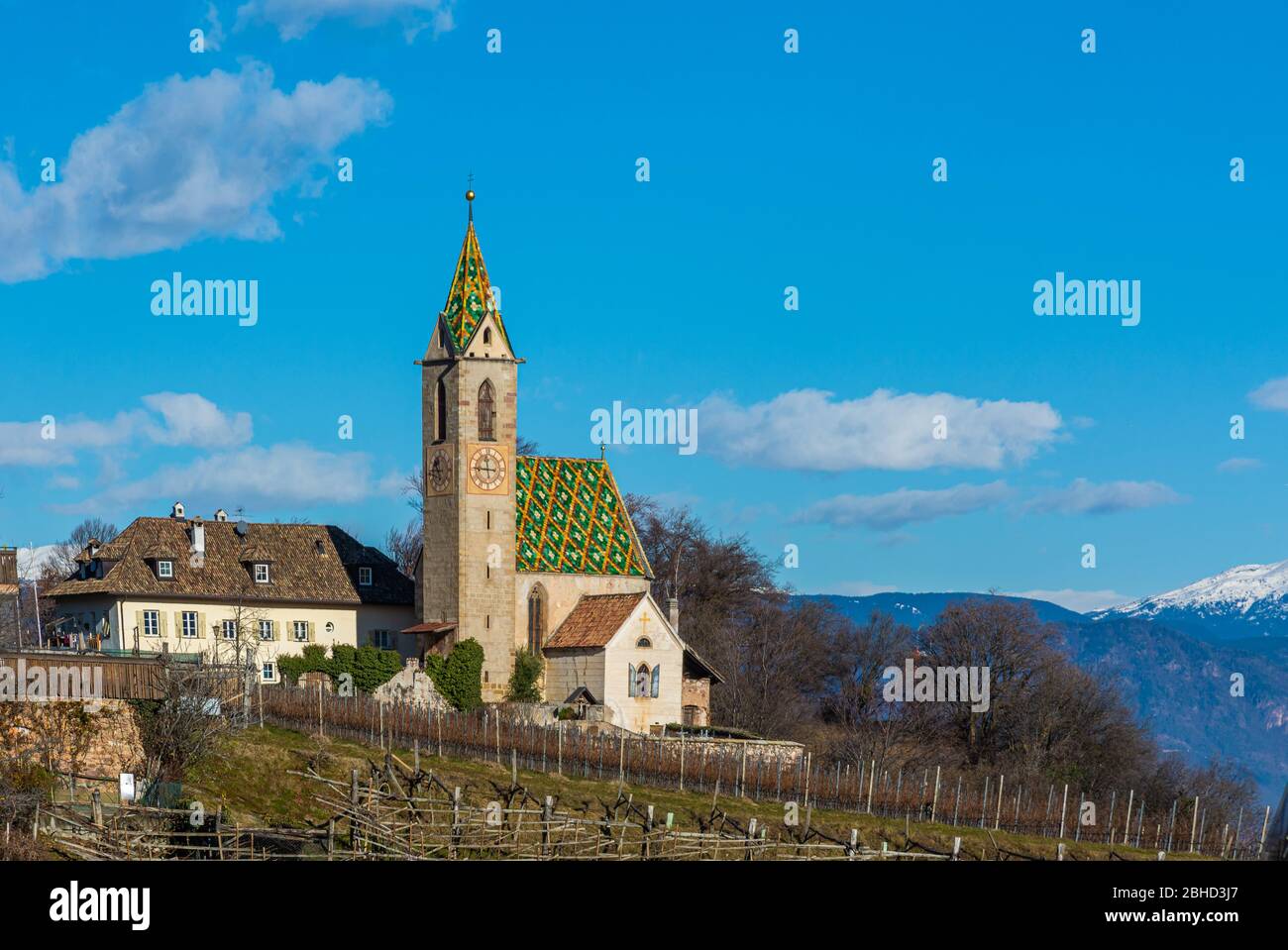 Église Saint-Vigilius à Castelvecchio, Caldaro au Tyrol du Sud, au nord de l'Italie, en Europe. Église de style gothique Banque D'Images