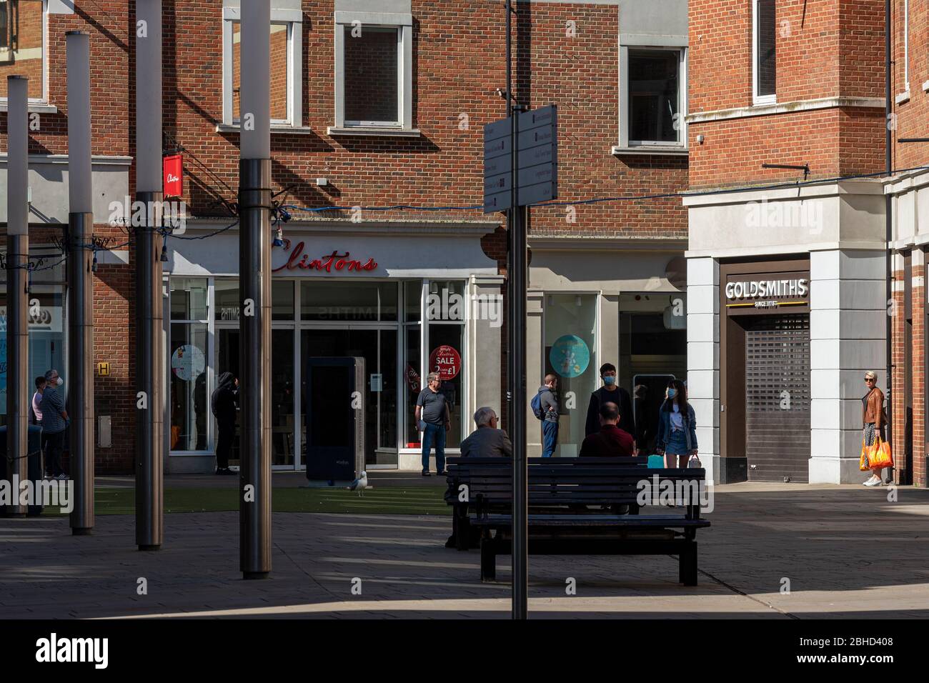 Les gens font la queue pour le métro Tesco dans le centre commercial Whitefriars, Canterbury, Kent UK, pendant le verrouillage du coronavirus 19. Banque D'Images Les gens font la queue pour le métro Tesco dans le centre commercial Whitefriars, Canterbury, Kent UK, pendant le verrouillage du coronavirus 19. Banque D'Images