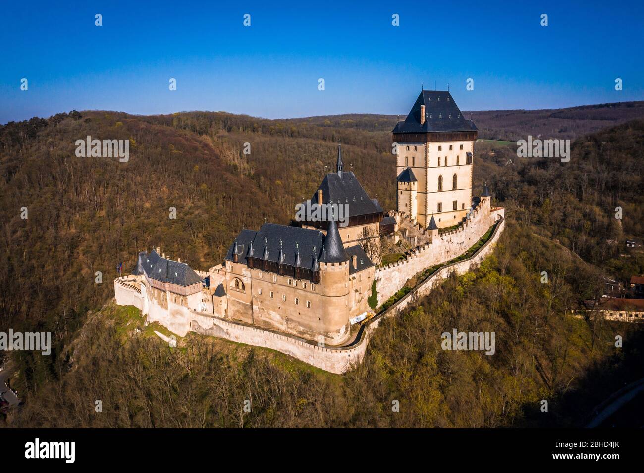 Le Château de Karlstejn est un grand château fort gothique fondé CE 1348 par Charles IV, empereur romain saint-élus et roi de Bohême. On dissimule les couronne tchèque. Banque D'Images