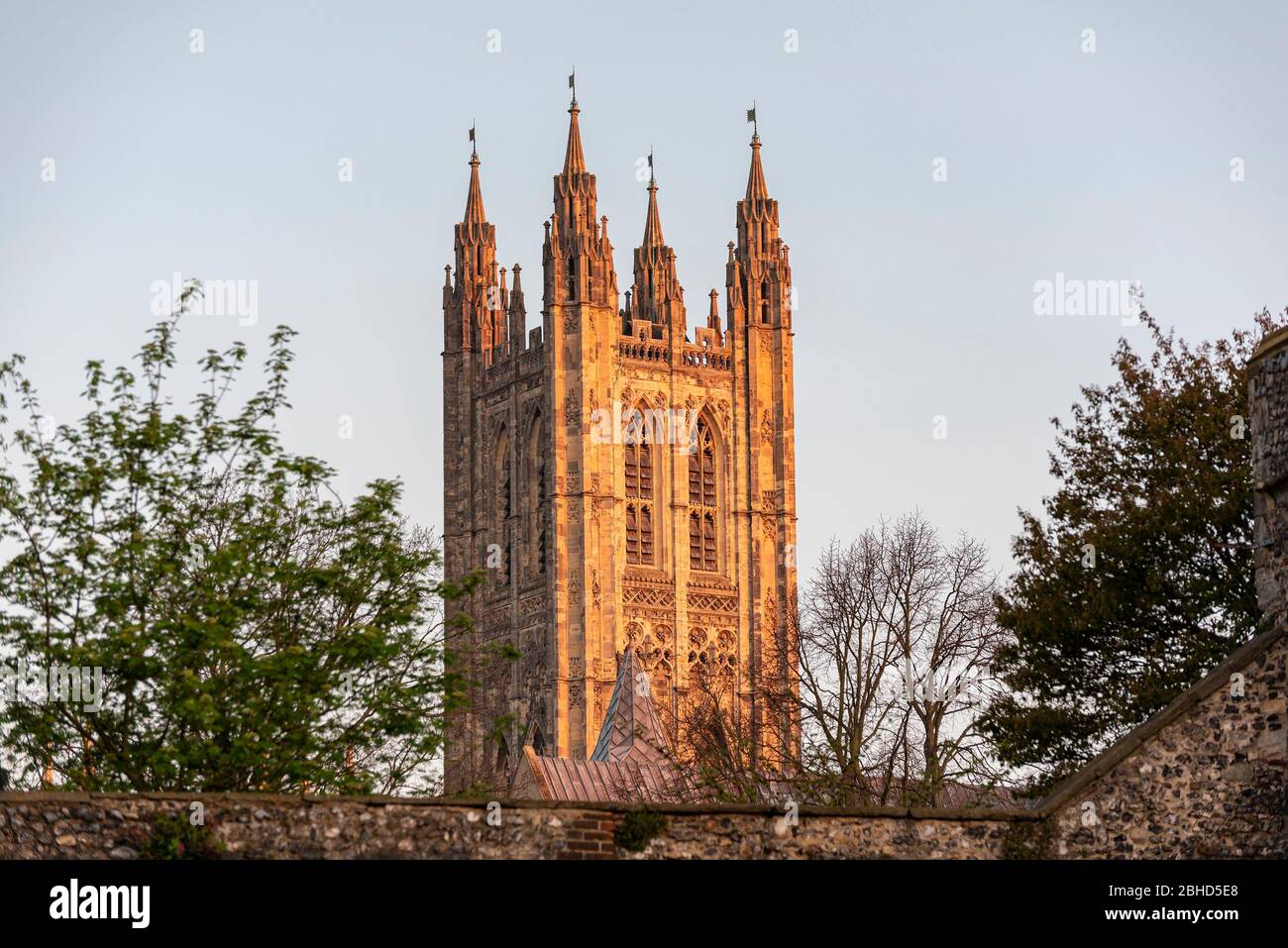 Bell Harry Tower, la cathédrale de Canterbury dans un premier feu d'or Kent UK Banque D'Images Bell Harry Tower, la cathédrale de Canterbury dans un premier feu d'or Kent UK Banque D'Images