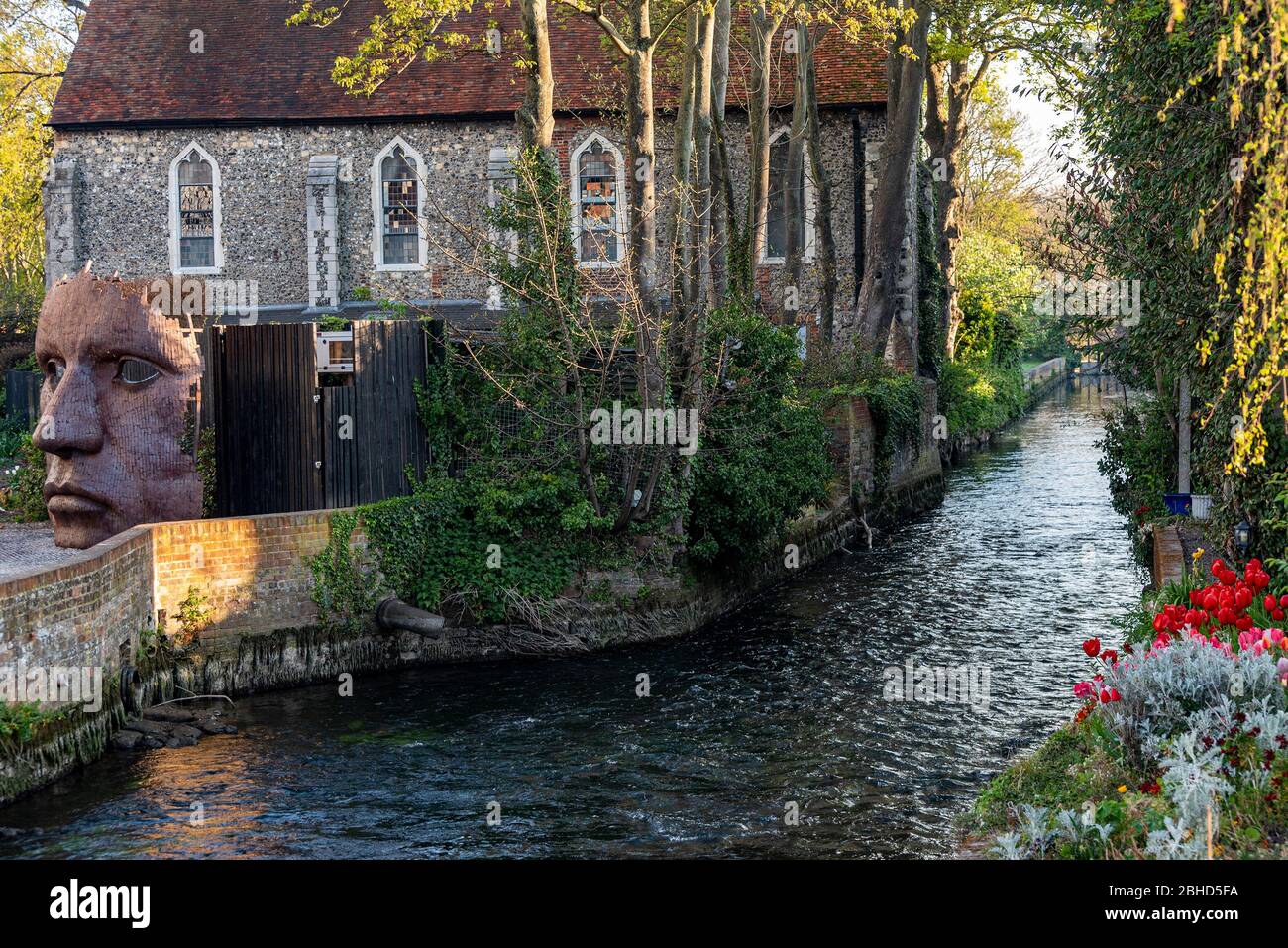Canterbury rivière Stour avec la sculpture Marlowe en lumière précoce Banque D'Images