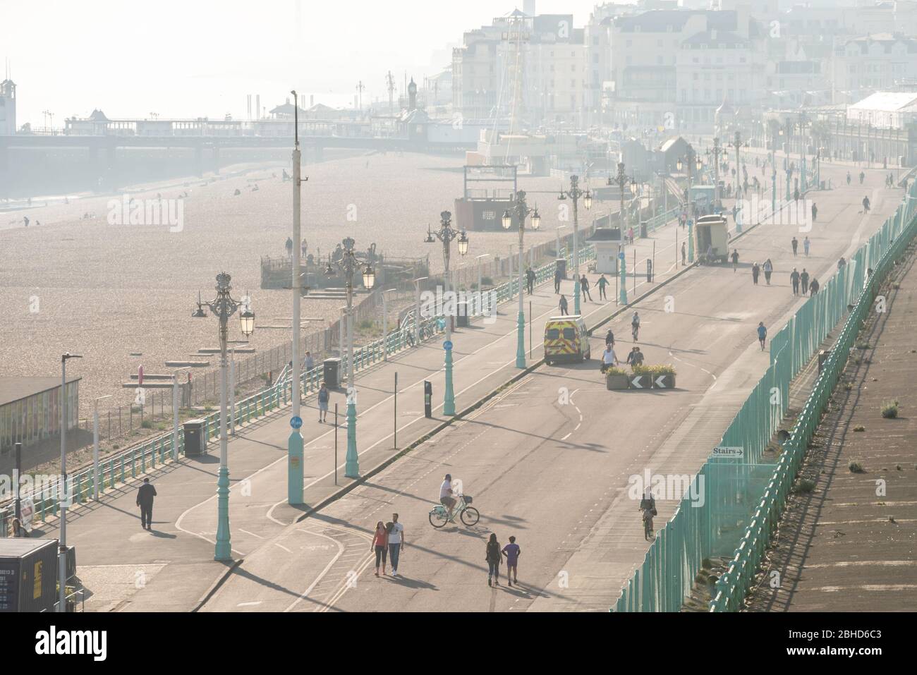 Brighton UK, 23 avril 2020: Madeira Drive, sur le front de mer de Brighton, est la première route du Royaume-Uni à être fermée pour faire plus d'espace pour les cyclistes Banque D'Images