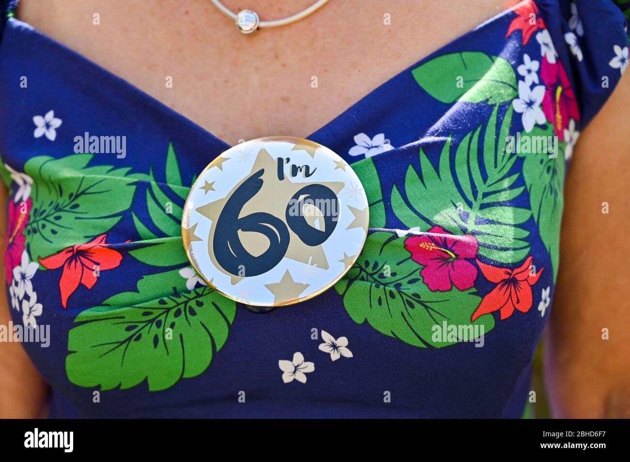 Femme célébrant son 60 e anniversaire chez elle pendant le maintien au Royaume-Uni dans la pandémie de COVID-19 du coronavirus Banque D'Images