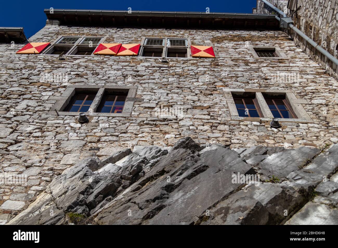 Vue à bas angle sur le château de Stolberg et la tour de l'église à Stolberg, Eifel, Allemagne Banque D'Images
