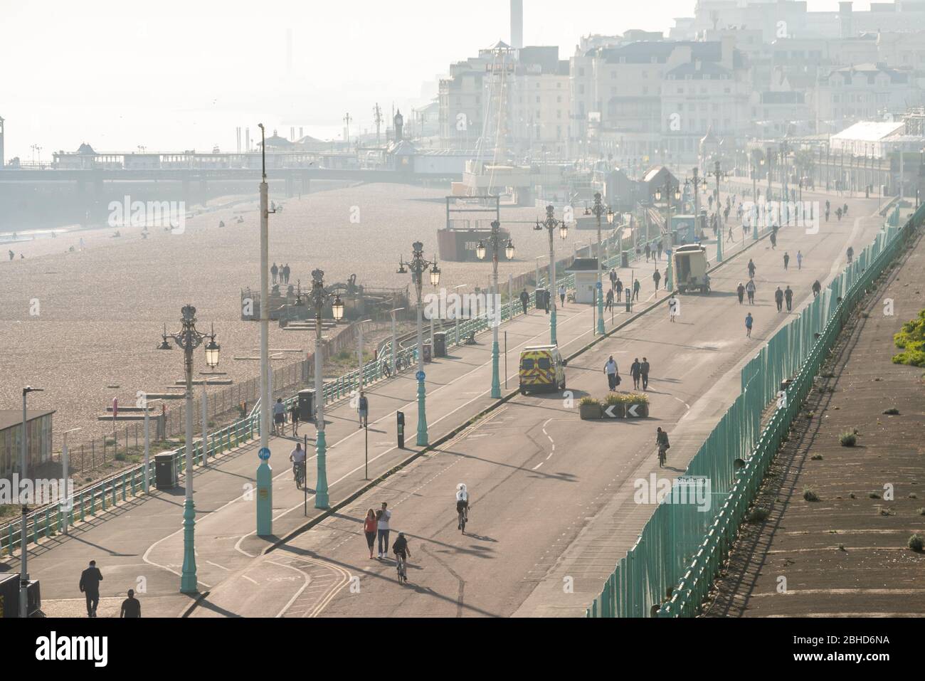 Brighton UK, 23 avril 2020: Madeira Drive, sur le front de mer de Brighton, est la première route du Royaume-Uni à être fermée pour faire plus d'espace pour les cyclistes Banque D'Images