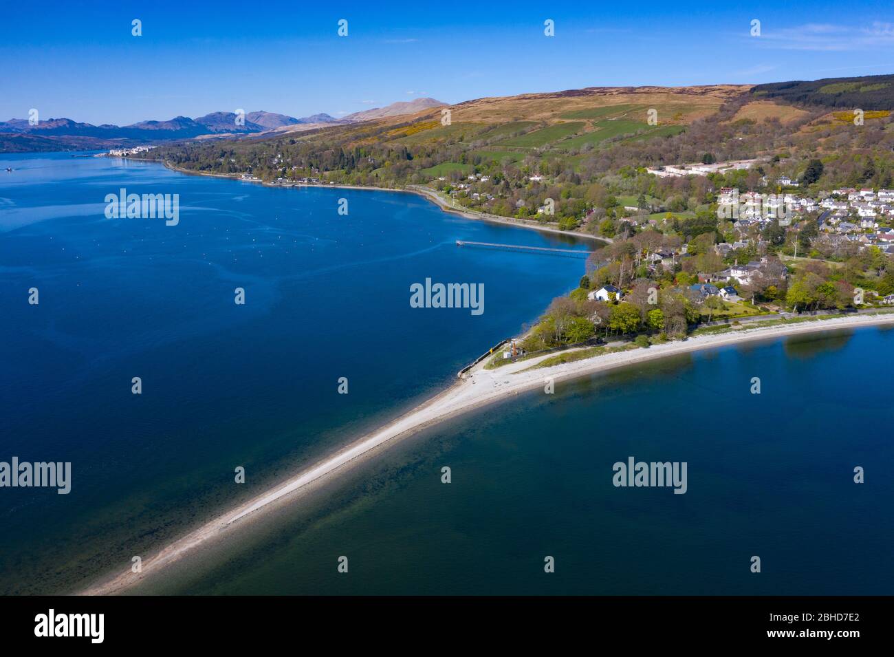 Vue sur la mer du village de Rhu sur la gare Loch à Argyll et Bute, Ecosse, Royaume-Uni Banque D'Images