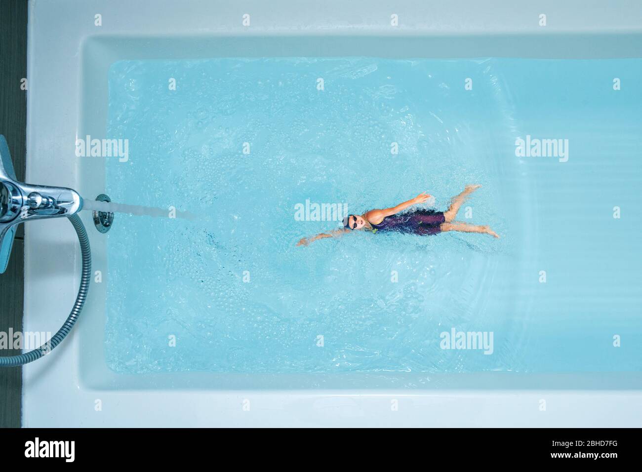 Restez à la maison et restez sportif. Femme sport nageur est nager dans la salle de bains vue dessus. Banque D'Images